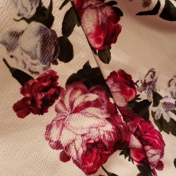 Low vneck floral dress - Picture 5 of 5